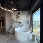 Sky Tower L Pietro 26 L Wanna Z Widokiem Na Apartment
